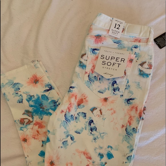Truth+Theory Denim - HOST PICK! Adorable ladies jeans-NWT!